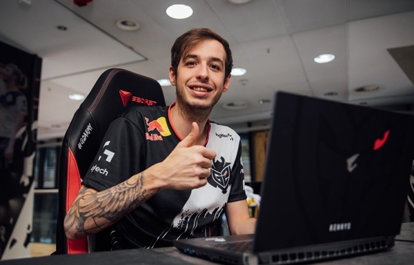 资讯今晚，离钻石只有一步之遥。玩了八个赛季